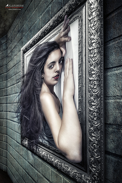 Retrato de mujer adulta de larga melena oscura, apoyada junto a un marco ornamental y una pared de ladrillo.