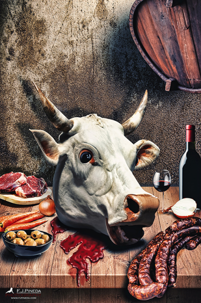 Bodegón con una calavera animal sobre una mesa, acompañado de tentáculos, platos de comida y una botella de vino en un ambiente oscuro.
