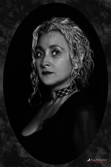 Retrato pictórico de una mujer adulta de cabello claro, vestida de negro y mirando hacia un lado sobre fondo oscuro.