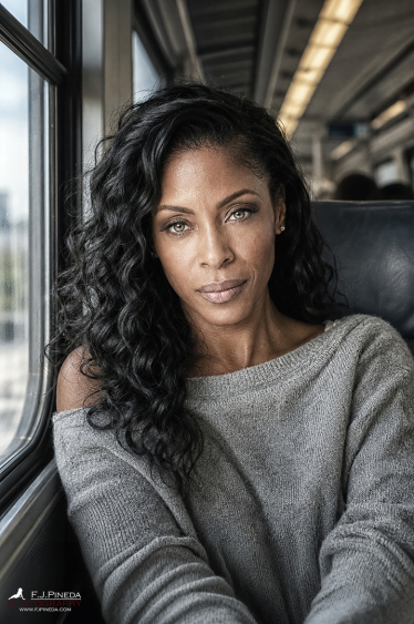 África, sentada un vagón de tren camino a Santander, retrato primer plano.