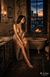 Chloe sentada en un baño antiguo con lavabo y espejo, dentro de la serie Las Habitaciones de Chloe de F. J. Pineda.