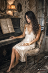 Chloe sentada al piano en una estancia antigua, con vestido claro y luz suave, dentro de la serie Las Habitaciones de Chloe.