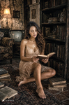 Chloe sentada en una habitación antigua, con gesto sereno y vestido claro, en una escena íntima de la serie Las Habitaciones de Chloe.