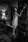 Toma falsa en blanco y negro de Chloe junto a una estantería de libros, en una escena informal de Las Habitaciones de Chloe.
