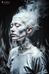 Retrato de una mujer pálida con los ojos cerrados, cuyo cabello y cuello parecen disolverse en humo blanco sobre fondo oscuro.