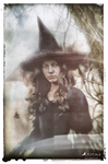 Retrato de una bruja con sombrero ancho y vestido oscuro, en una imagen de atmósfera antigua y misteriosa de la serie Brujas de F. J. Pineda.