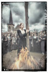 Bruja situada frente a una hoguera, con una multitud al fondo y un ambiente oscuro de juicio o ritual, en la serie Brujas de F. J. Pineda.