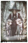 Bruja con sombrero oscuro situada detrás de dos figuras infantiles o muñecos, en una escena inquietante de fantasía oscura.