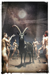 Macho cabrío negro bajo la luna llena, rodeado por mujeres desnudas en una escena de ritual nocturno.