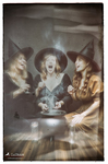 Tres brujas con sombreros puntiagudos ríen alrededor de un caldero humeante en una escena de tono mágico y teatral.
