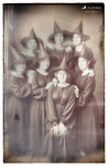 Grupo de siete brujas posando juntas con vestidos oscuros y sombreros puntiagudos, como un antiguo retrato familiar.