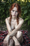 Mujer adulta pelirroja con dos trenzas, sentada desnuda sobre una manta de picnic entre vegetación oscura.