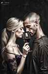 Hombre y mujer muy próximos, frente a frente, compartiendo una copa de vino tinto en una escena de intimidad contenida.