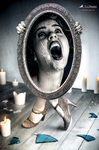 Rostro femenino gritando reflejado en un espejo ovalado, rodeado de velas y fragmentos de cristal en una escena oscura.