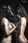 Dos mujeres adultas desnudas con máscaras negras, enfrentadas en una escena íntima de tensión y simetría.