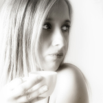 Retrato de mujer adulta rubia con la mirada lateral y enfoque suave, en una imagen de tono delicado.