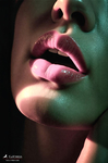 Primer plano de labios rosados iluminados por una luz verde lateral, con la boca entreabierta y fondo oscuro.