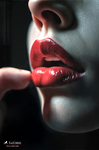 Primer plano de labios rojos brillantes con un dedo acercándose a la boca, en una escena oscura y contrastada.