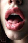 Primer plano frontal de una boca femenina abierta, con labios rosados y luz clara sobre el rostro.
