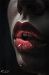 Primer plano de labios rojos entreabiertos, iluminados lateralmente sobre un fondo negro.
