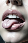 Primer plano de una boca abierta con la lengua apoyada sobre el labio inferior, en una imagen clara y directa.