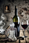 Naturaleza muerta con botella de vino, copa y pequeña figura humana sentada sobre una mesa, bajo un cuadro colgado en la pared.