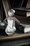 Pequeña figura femenina sentada entre grandes libros apilados, en una escena de escala fantástica e intimidad silenciosa.