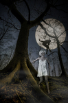 Pequeña figura humana bajo un gran árbol frente a una luna llena, en una escena nocturna de aire fantástico.