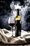 Copa de vino y vaso sobre una mesa, envueltos en humo o vapor, con una pequeña figura humana insinuada en la composición.