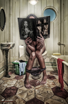 Mujer adulta sentada en el baño con un periódico o revista cubriéndole parcialmente el rostro, rodeada de elementos domésticos.