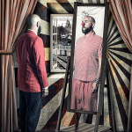 Hombre con chaqueta roja mirando a una figura vestida a rayas frente a un espejo o armario, en una escena de camerino circense.
