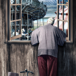 Hombre de espaldas mirando por una ventana o abertura, con ropa de chaqueta y pantalón rojo en un entorno viejo y teatral.