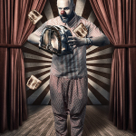 Hombre vestido a rayas abriéndose la ropa mientras varios billetes flotan alrededor, en una escena de circo absurdo.