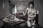 Mujer adulta con mascarilla en un comedor o cocina antigua, rodeada de objetos domésticos en una escena de confinamiento.
