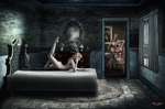 Mujer adulta con mascarilla sentada o recostada sobre una cama en una habitación oscura, evocando soledad y cuarentena.