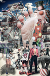 Pie gigante en una escena de circo con payasos, noria, globos y personajes diminutos alrededor.