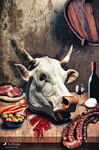 Bodegón con una calavera animal sobre una mesa, acompañado de tentáculos, platos de comida y una botella de vino en un ambiente oscuro.