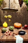 Bodegón con frutas y verduras variadas sobre una mesa de madera, bajo una balanza colgante en una composición clara y ordenada.