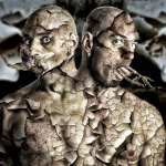 Doble retrato cercano de un hombre adulto con vitíligo y textura agrietada sobre la piel, en una escena de gran intensidad visual.