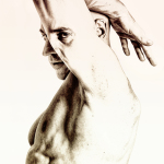 Retrato de perfil de un hombre adulto con el brazo levantado, tratado con tonos claros y textura de dibujo o grabado.