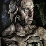 Retrato de un hombre adulto con parte del rostro o la piel aparentemente desprendida, en una composición de metamorfosis.