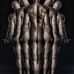 Composición con varias espaldas masculinas desnudas repetidas en fila, creando una imagen de multiplicación corporal.
