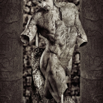 Figura masculina desnuda integrada en una hornacina o relieve de piedra, como una escultura antigua incrustada en el muro.