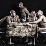 Varias figuras masculinas desnudas reunidas alrededor de una bañera, creando una escena de desdoblamiento y ritual.