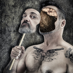Autorretrato doble de un hombre adulto, con una cabeza de perfil mostrando una abertura craneal y otra figura frontal sujetándose la barba.