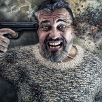 Retrato expresivo de un hombre adulto con textura de polvo o ceniza sobre el cuerpo, señalándose la sien con un dedo.