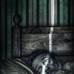 Hombre tumbado en una cama dentro de una habitación verde y oscura, con luz tenue y ambiente de sueño perturbado.