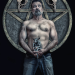 Hombre semidesnudo de pie ante un gran círculo con estrella o pentáculo, sosteniendo un objeto delante del cuerpo.