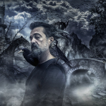 Retrato de un hombre adulto rodeado de nubes oscuras y aves negras, en una composición de tormenta y desasosiego.
