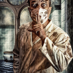 Hombre cubierto de pintura o materia blanca, con una mano junto a la boca en gesto de silencio, dentro de un interior antiguo.